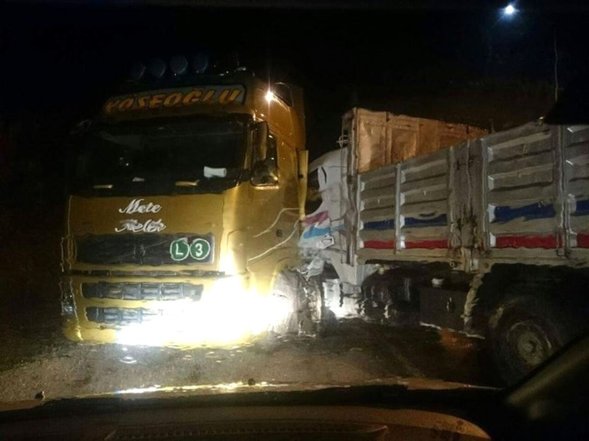 Kastamonu\'da Tır ile Kamyon Çarpıştı: 1 Yaralı
