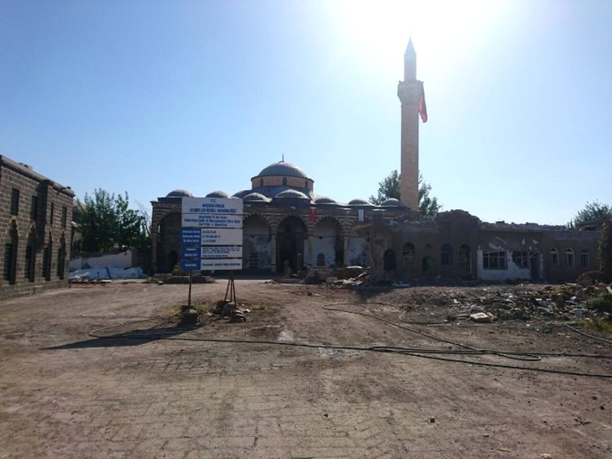 Kurşunlu Camii\'nin Etrafı Terörün İzinden Arındırılıyor