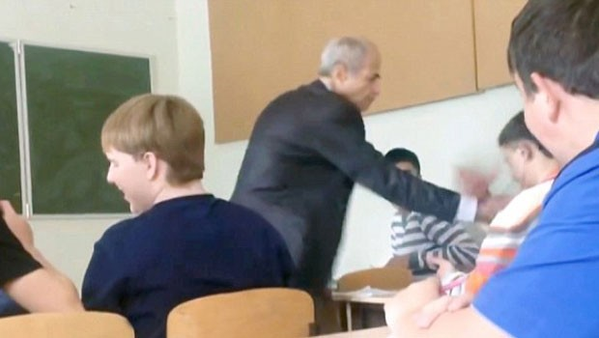 Öğretmenine Yumruk Atarak Saldırdı