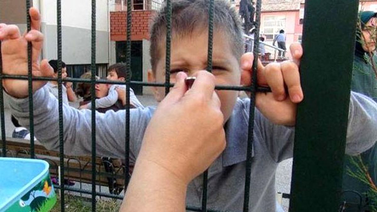 Okulda Tel Örgüler Arasında Yemek Saati