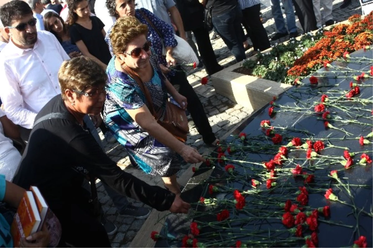 10 Ekim\'de Ölenler İçin Barış Anıtı\'na Karanfil Bıraktılar