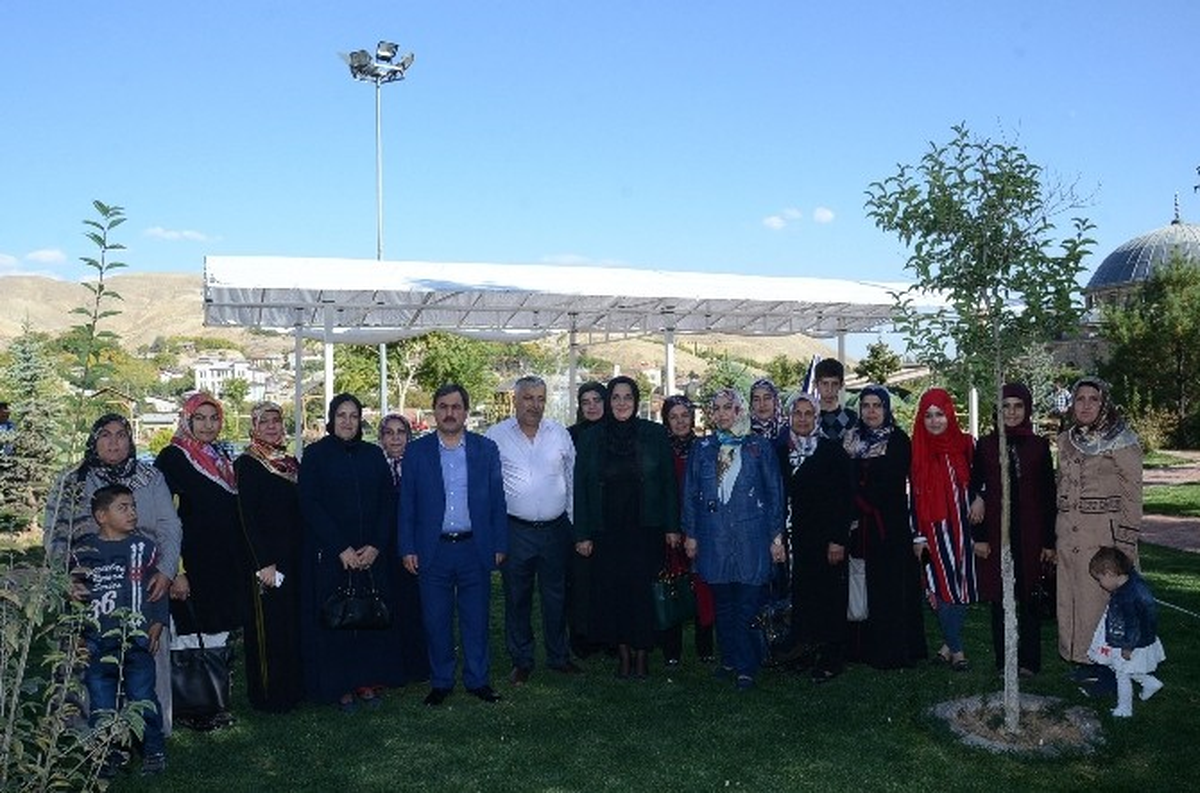 AK Parti Kadın Kolları Darende\'yi Ziyaret Etti