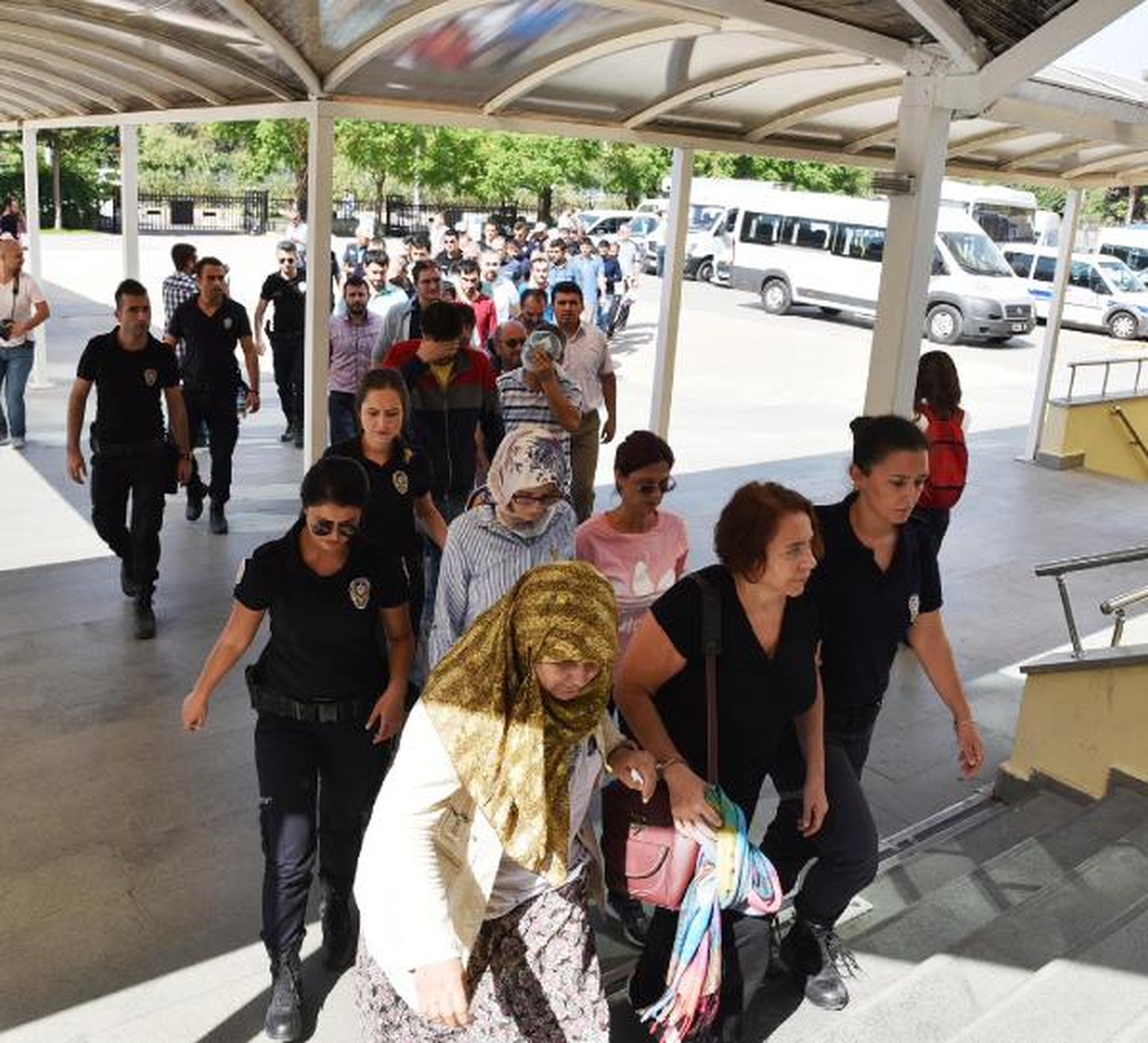 Antalya\'da Fetö Şüphelisi 61 Kişi Adliyede