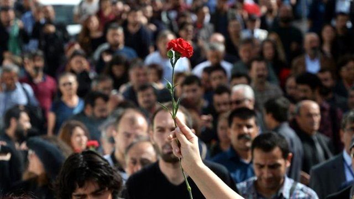 Aü\'lü Öğrencilerden Ankara Garı Anması