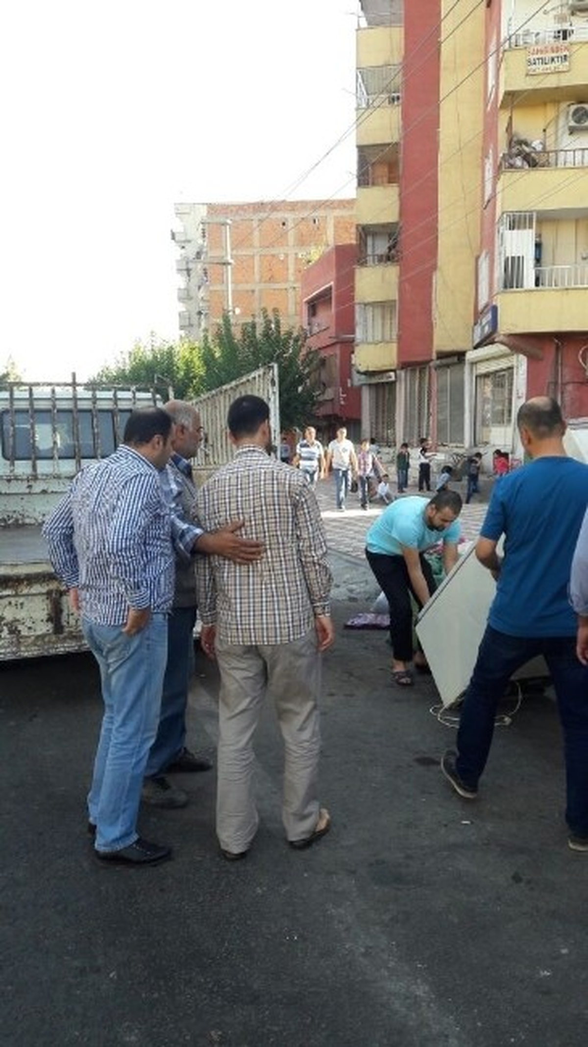 Bağlar\'da Sokağa Atılan Özürlü Aileye İlçe Emniyet Müdürü ve Sydv Müdürü Sahip Çıktı