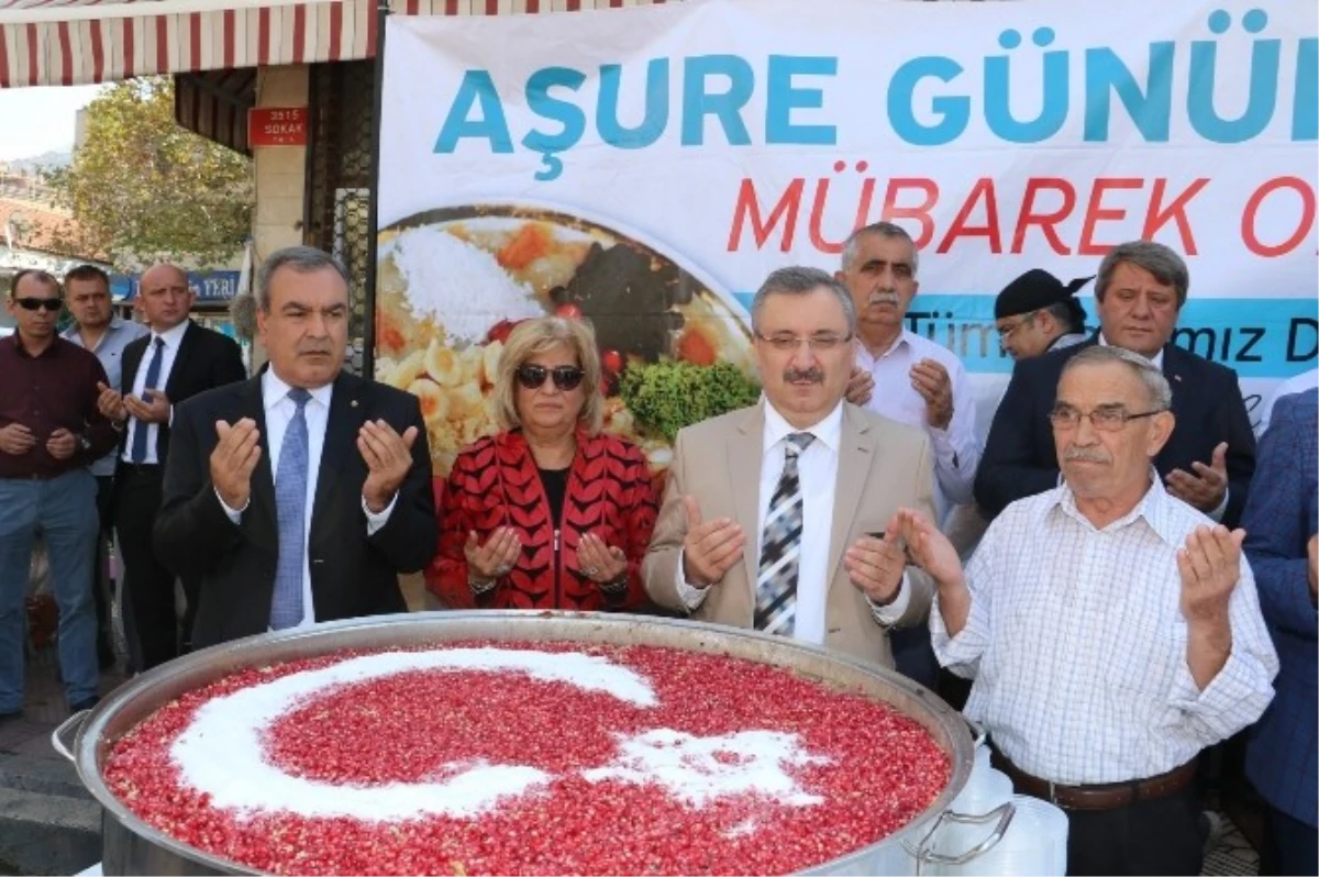 Büyükşehir Karaköy\'de Binlerce Kişiye Aşure Dağıttı