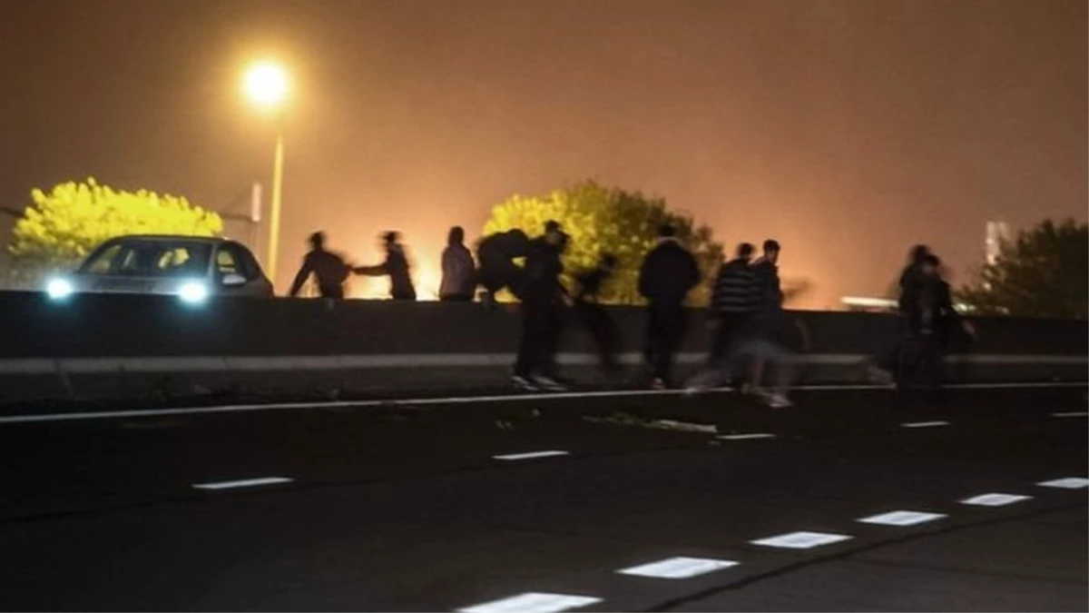 Calais\'de Araçlara Tırmanmaya Çalışan Göçmen Öldü