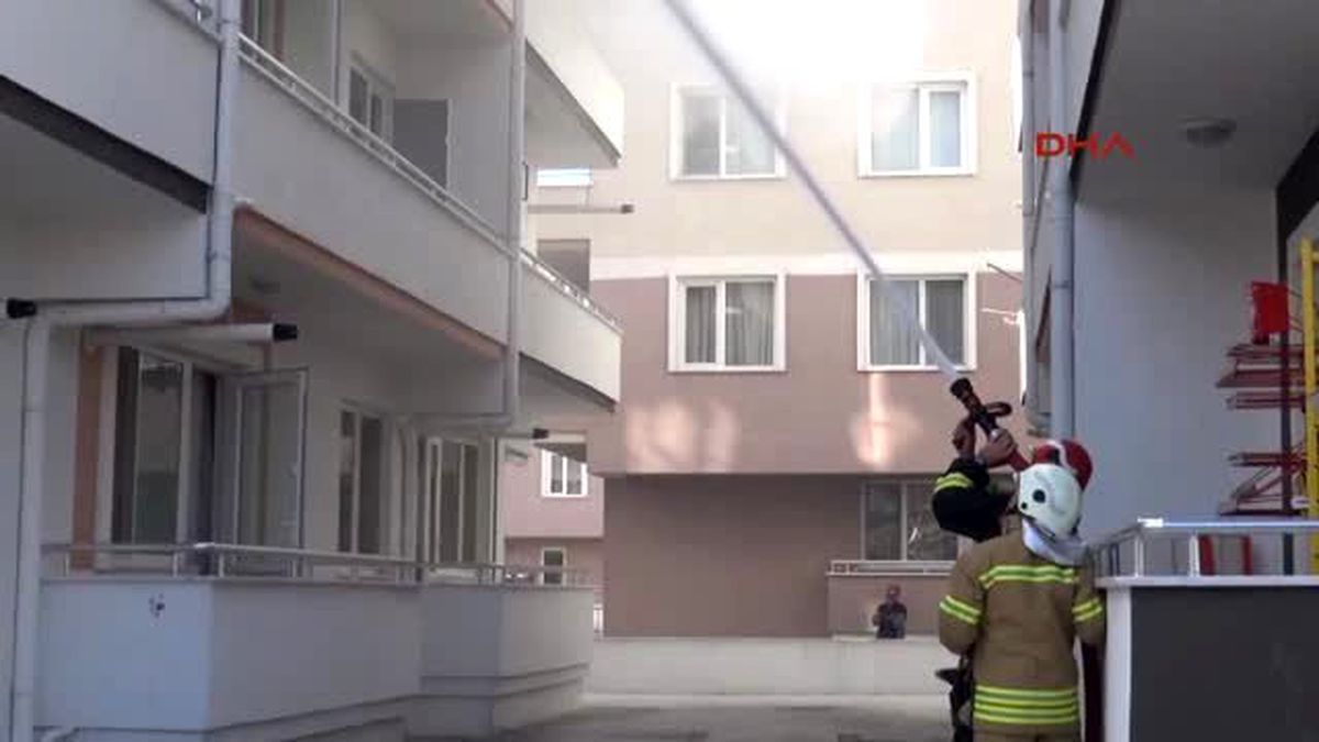 Çanakkale Öğrencilerin Kaldığı Apart Binada Korkutan Yangın