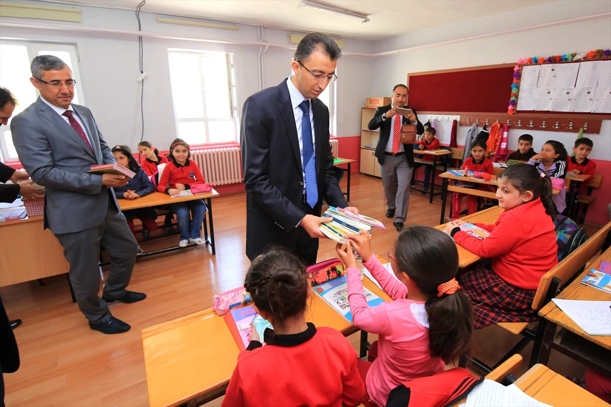 Darende Kaymakamı Türk, Öğrencilerle Kitap Okudu