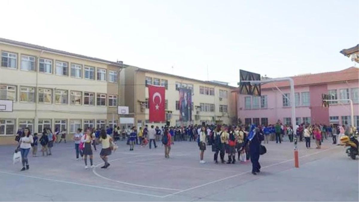 Depremde Zarar Gören Okul Tedbir Amacıyla Eğitime Kapatıldı