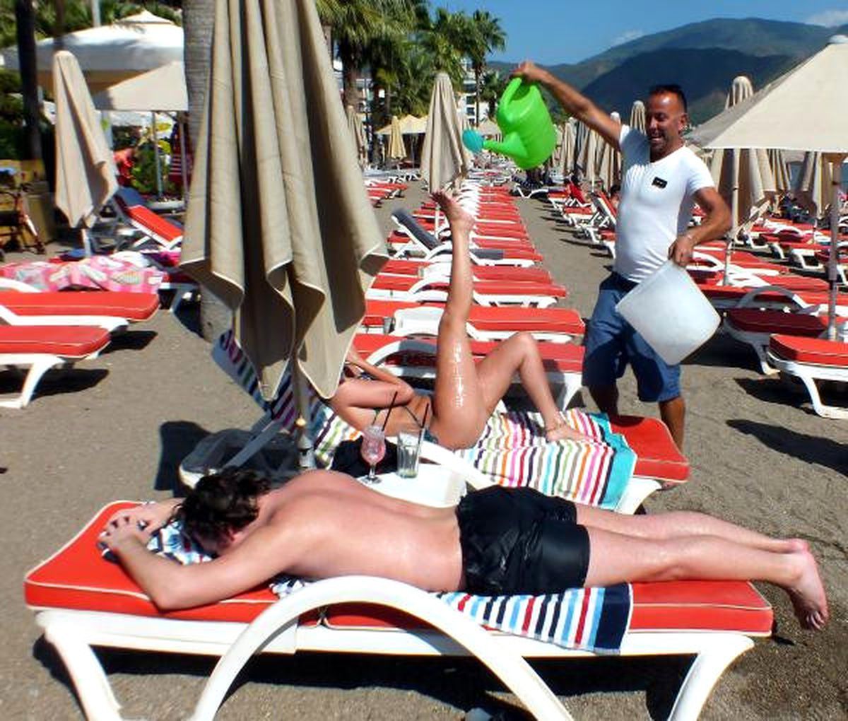 Ekim Sıcağından Bunalan Turistler Buzlu Suyla Serinledi