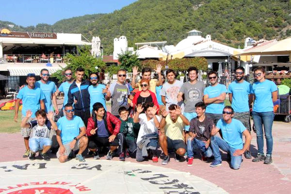 Fethiye\'de Kimsesiz Çocukların Yamaç Paraşütü Keyfi