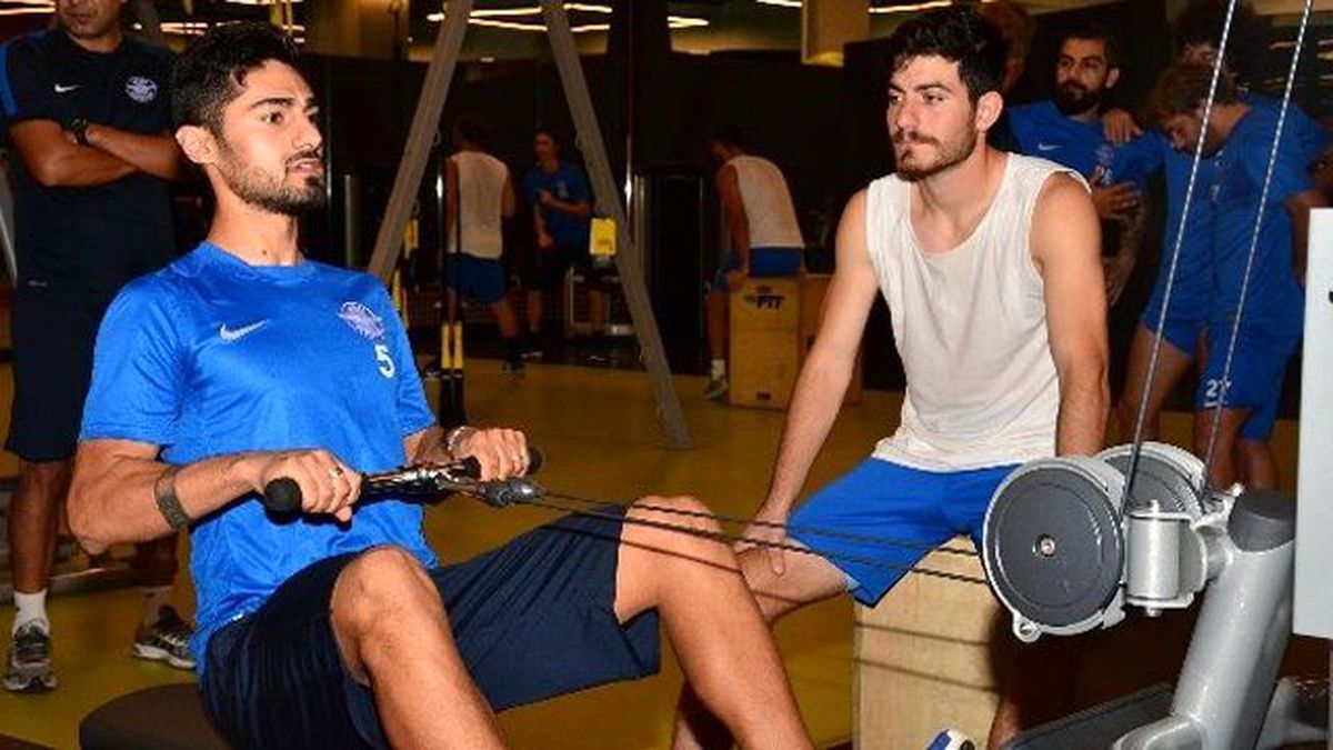 Adana Demirsporlu Futbolcular Alışveriş Merkezinin Salonunda Çalıştı