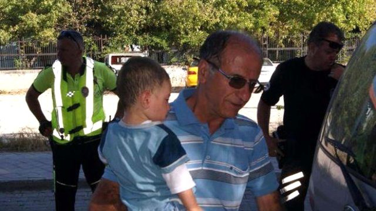 Görüntülü Haber) Bebeklerini Minibüste Bırakıp Gezmeye Çıktılar