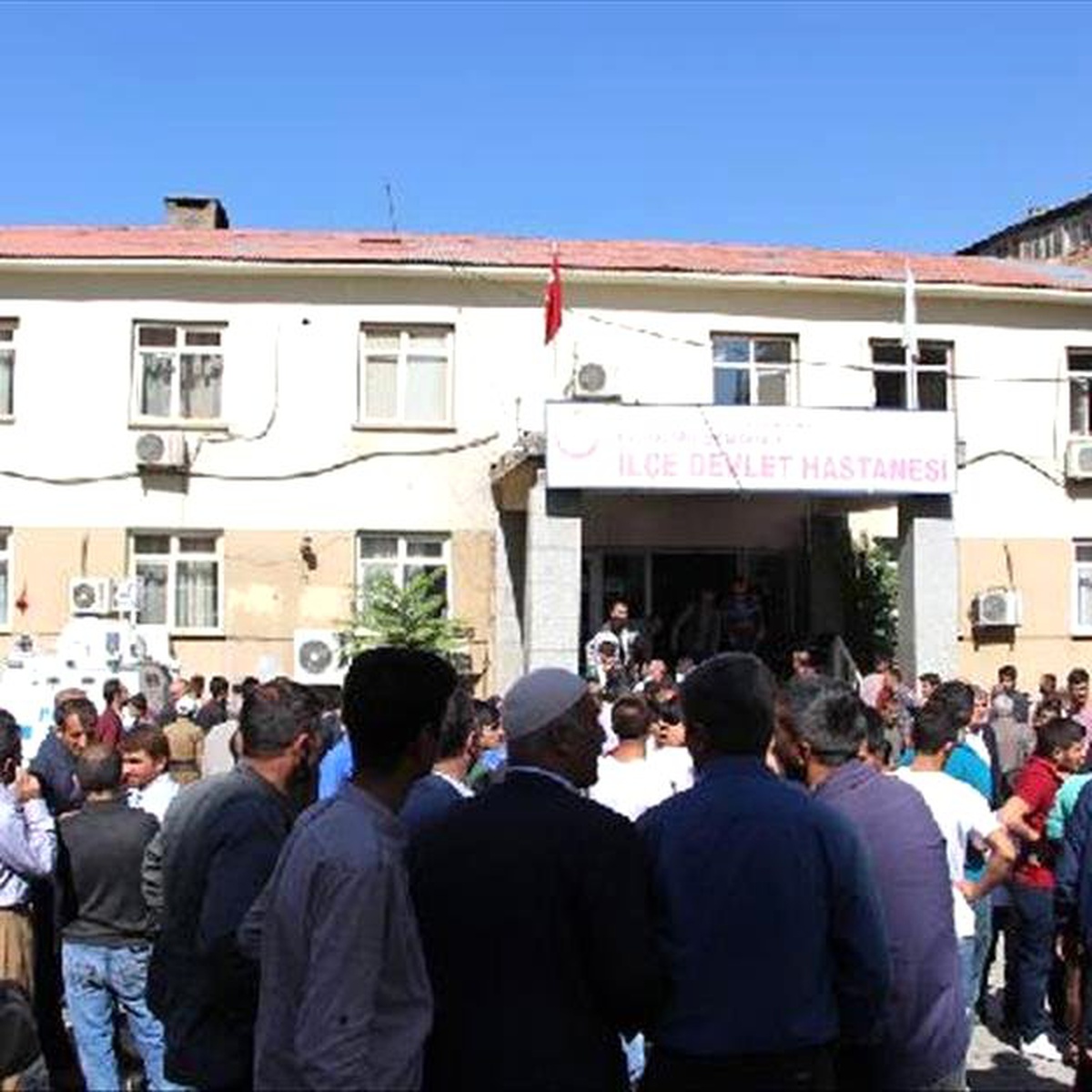 Görüntülü Haber) Pkk, Şemdinli\'de Bombalı Araçla Saldırdı: 10 Şehit, 8 Sivil Yaşamını Yitirdi (7)...