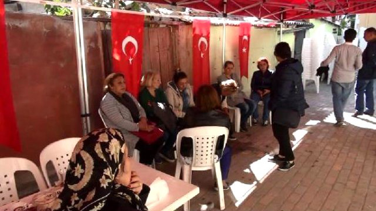 Görüntülü Haber) Hakkari Şehidinin İstanbul\'daki Baba Evine Ateş Düştü
