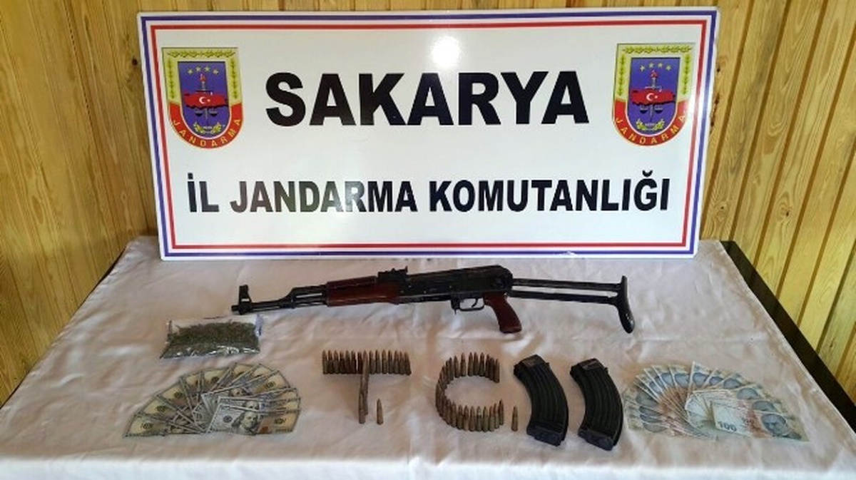Jandarma Ekipleri Kalaşnikof ve Uyuşturucu Ele Geçirdi
