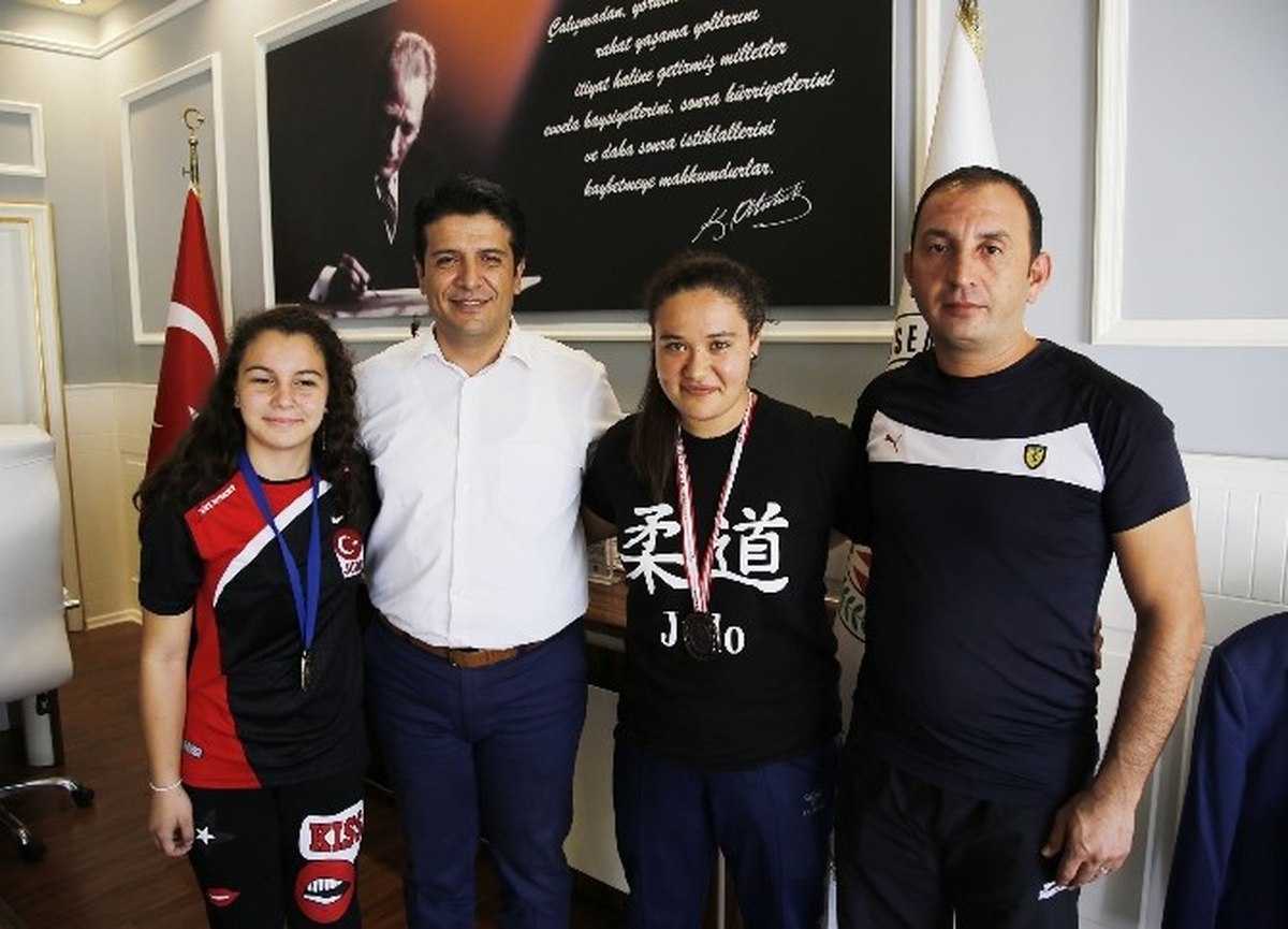 Judocu Kızlar Başkan Genç\'i Ziyaret Etti
