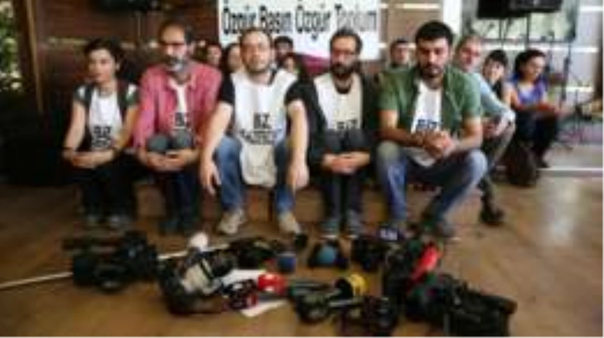 Kanalları Kapatılan Gazetecilerden Oturma Eylemi