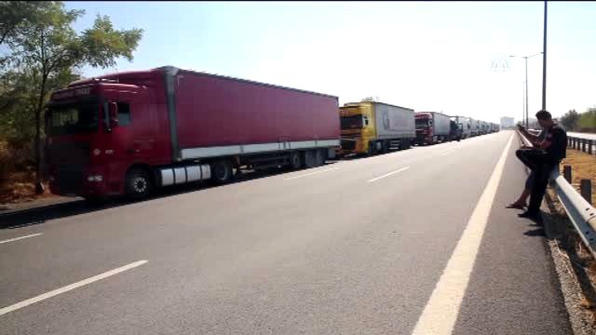 Kapıkule\'de 8 Kilometrelik Tır Kuyruğu Oluştu