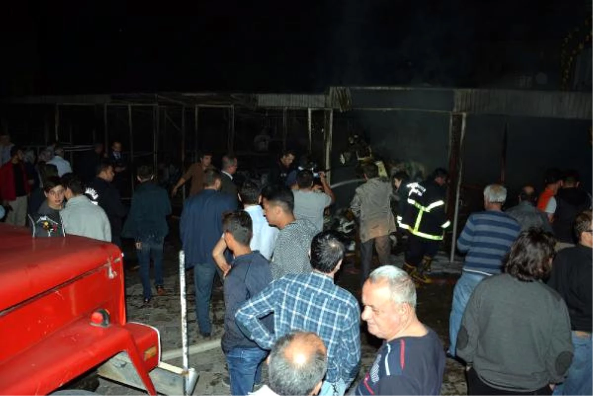 Karabük\'te, Garajda Park Halindeki 2 Otomobil Yandı