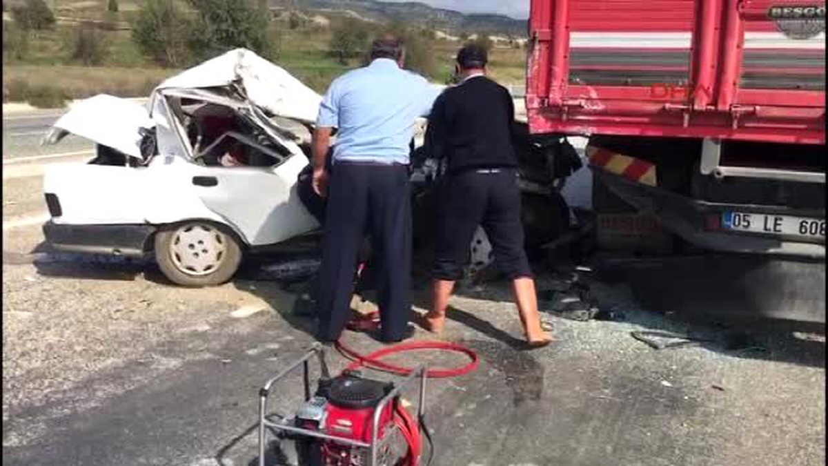 Görüntülü Haber) Otomobil Tır\'a Arkadan Çarptı: 2 Ölü, 1 Yaralı
