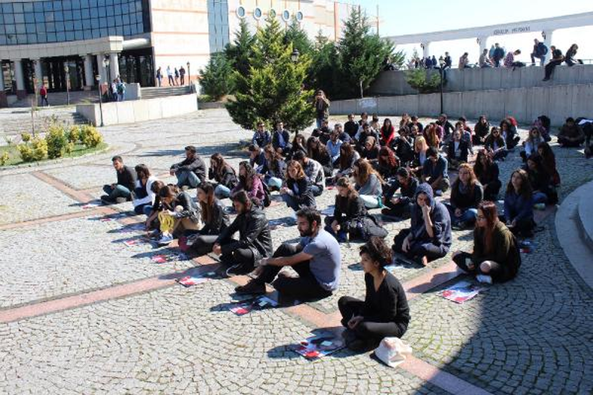 Kocaeli Üniversitesi\'ndeki Öğrenciler Ankara\'daki Patlamada Ölenleri Andı