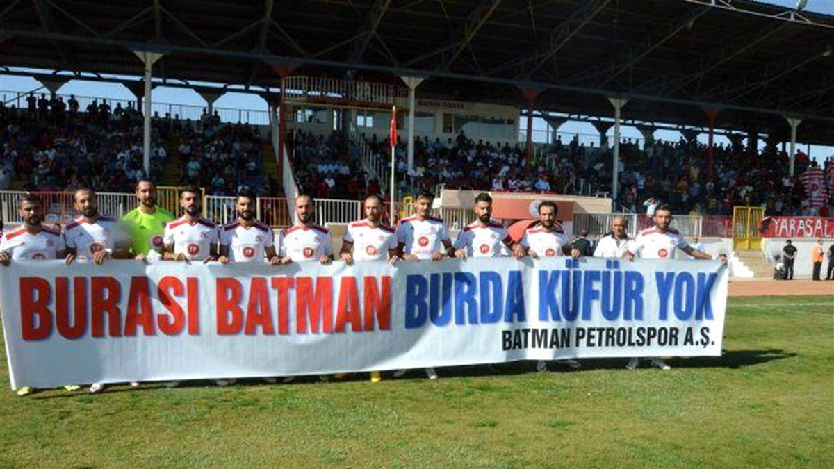 Küfürlü Tezahürat\'a Karşı Pankartlı Tepki