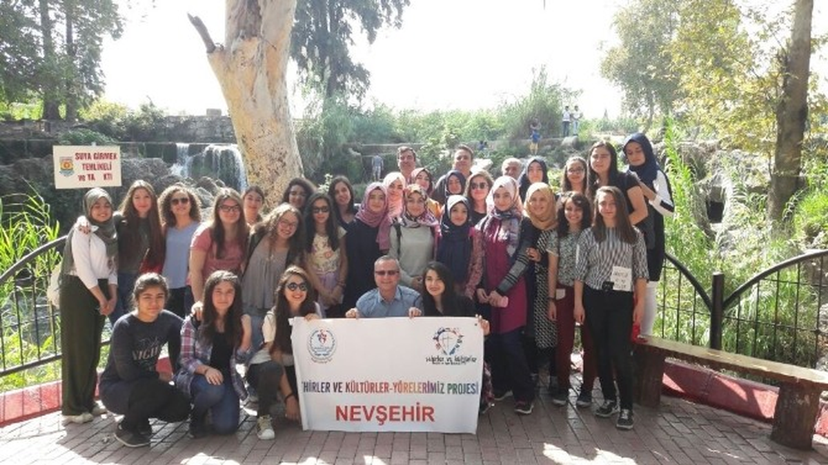 Nevşehirli Öğrenciler Şehit Ömer Halisdemir\'in Kabrini Ziyaret Etti