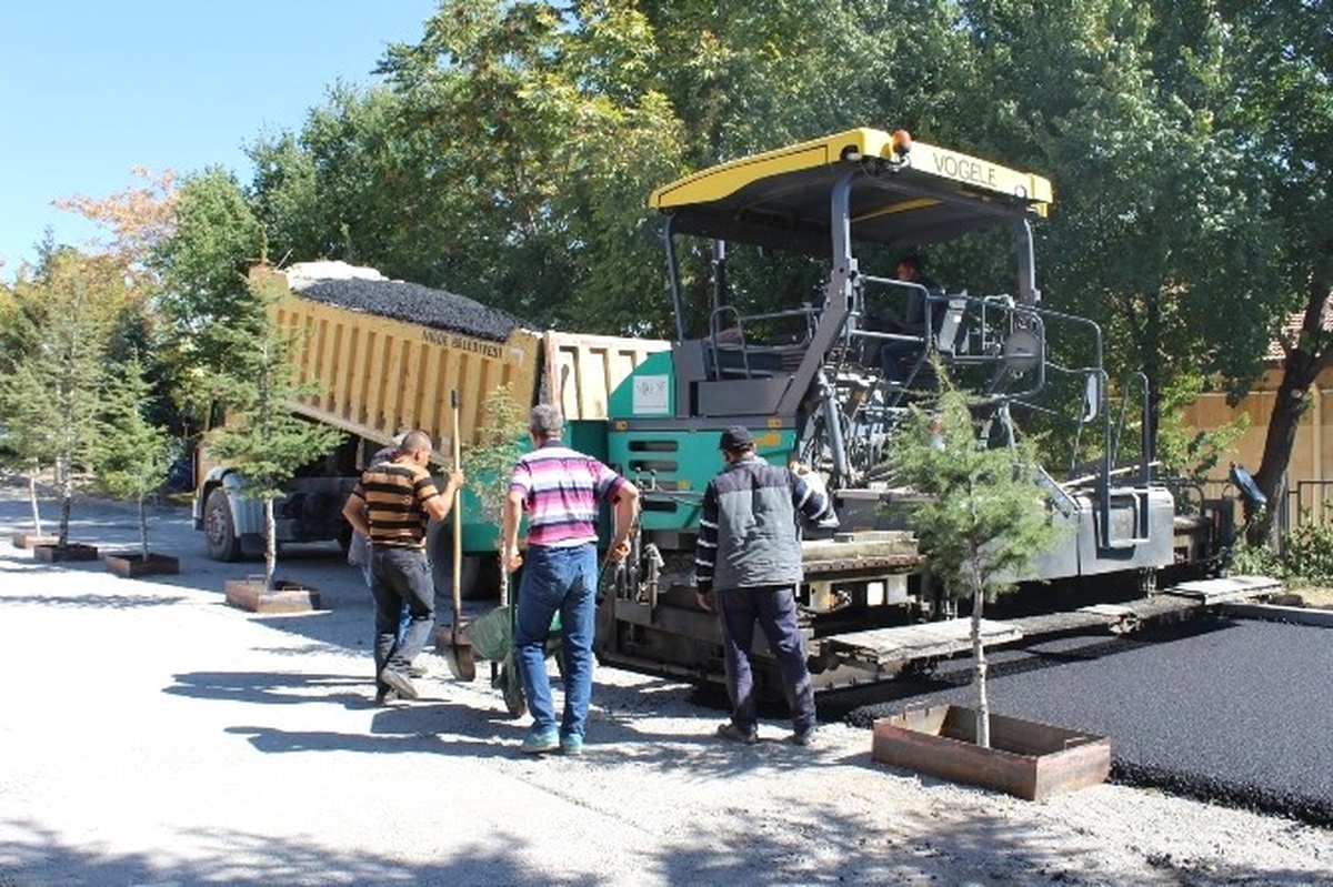 Niğde\'de Okul Bahçesi Asfaltlama Çalışmaları Devam Ediyor