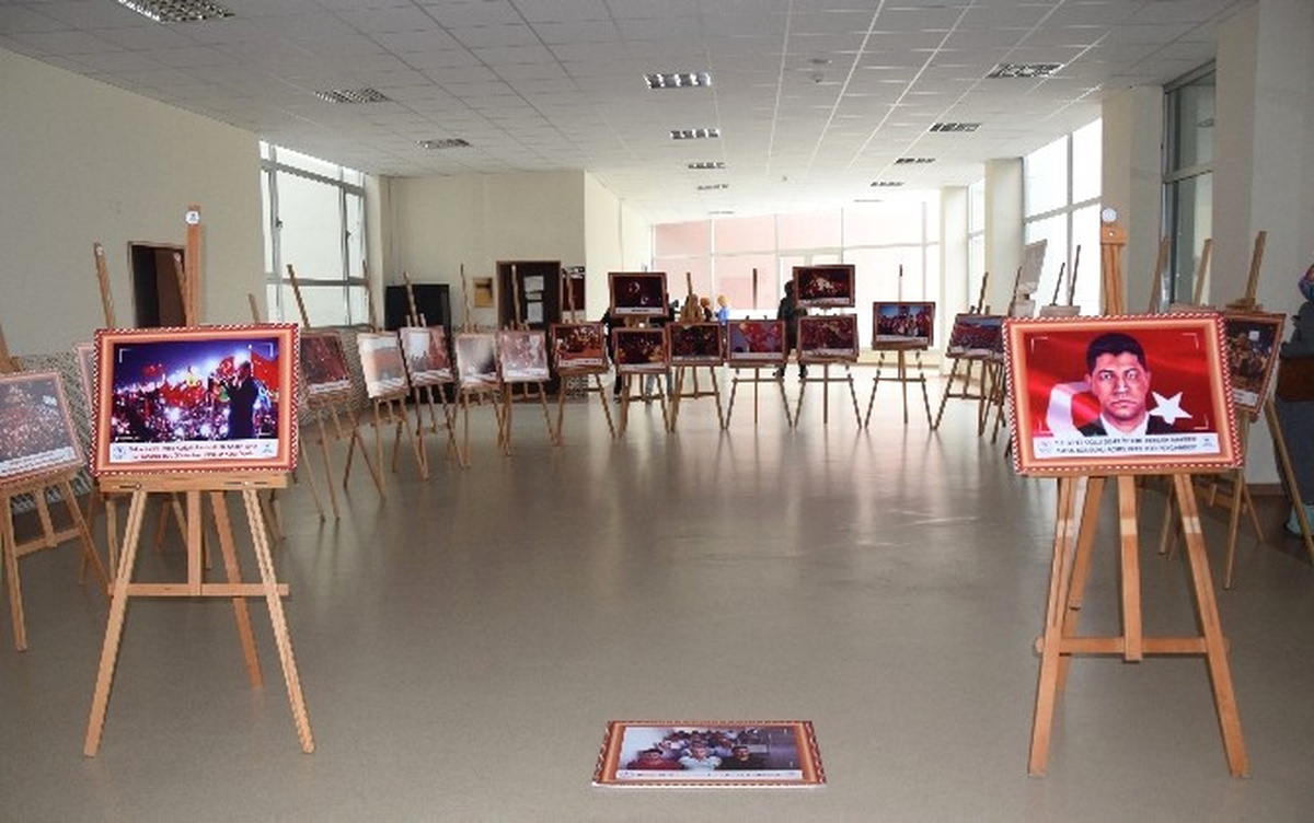 Öğrencilerden 15 Temmuz Şehitleri Anısına Fotoğraf Sergisi
