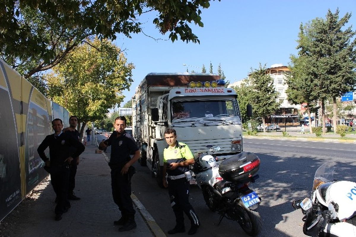 Pts\'de İkiz Plakalı Görünen Kamyon Polisi Harekete Geçirdi