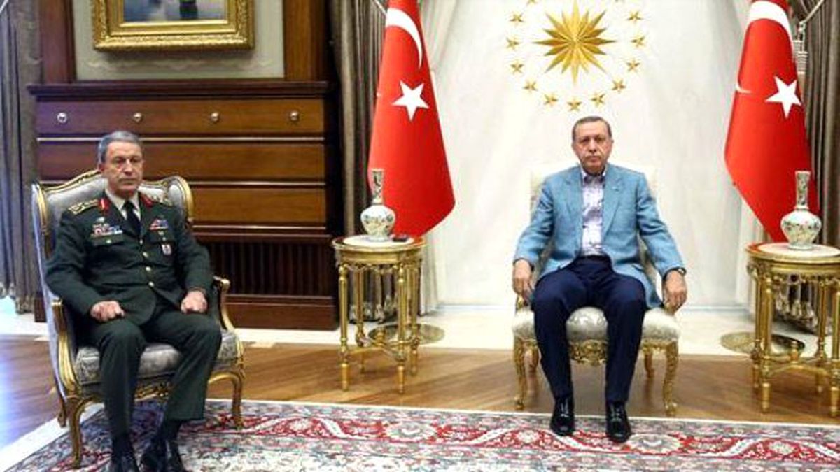 Putin ile Görüşme Öncesi Erdoğan ve Akar, Mabeyn Köşkü\'nde..