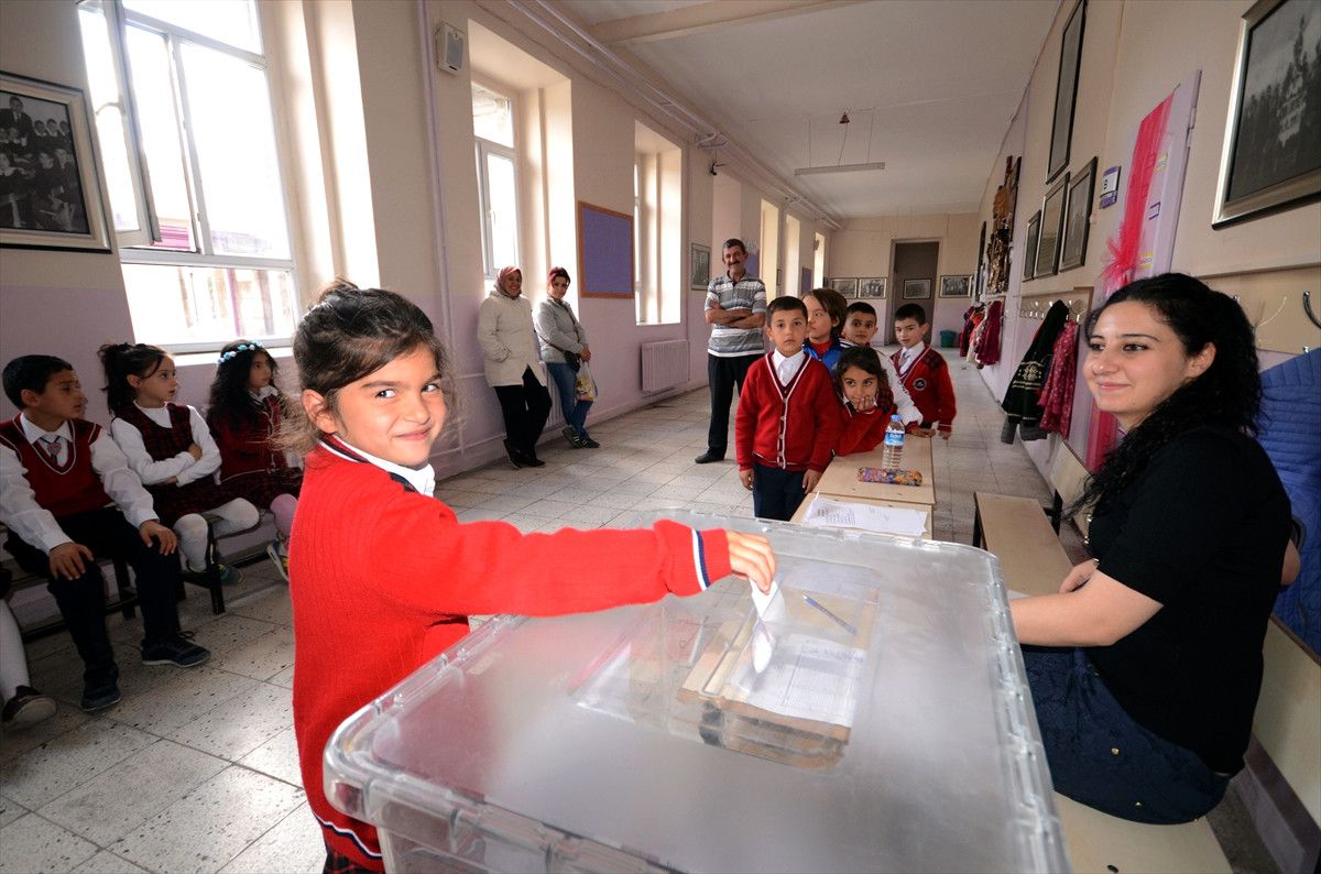 Sarıkamış\'ta Öğrencilerin Seçim Heyecanı