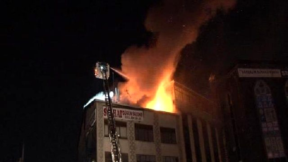 Şişli\'de 5 Katlı Binanın Çatı Katı Alev Alev Yandı