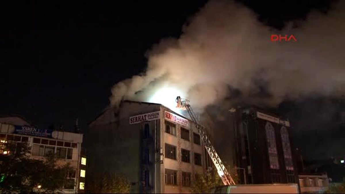Şişli de Yangına Müdahale Eden İtfaiye Erine Elektrik Çarptı