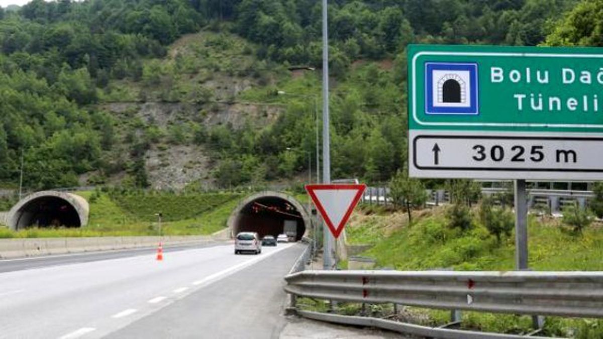 Tem Otoyolu\'nda Üstyapı Onarım Çalışmaları