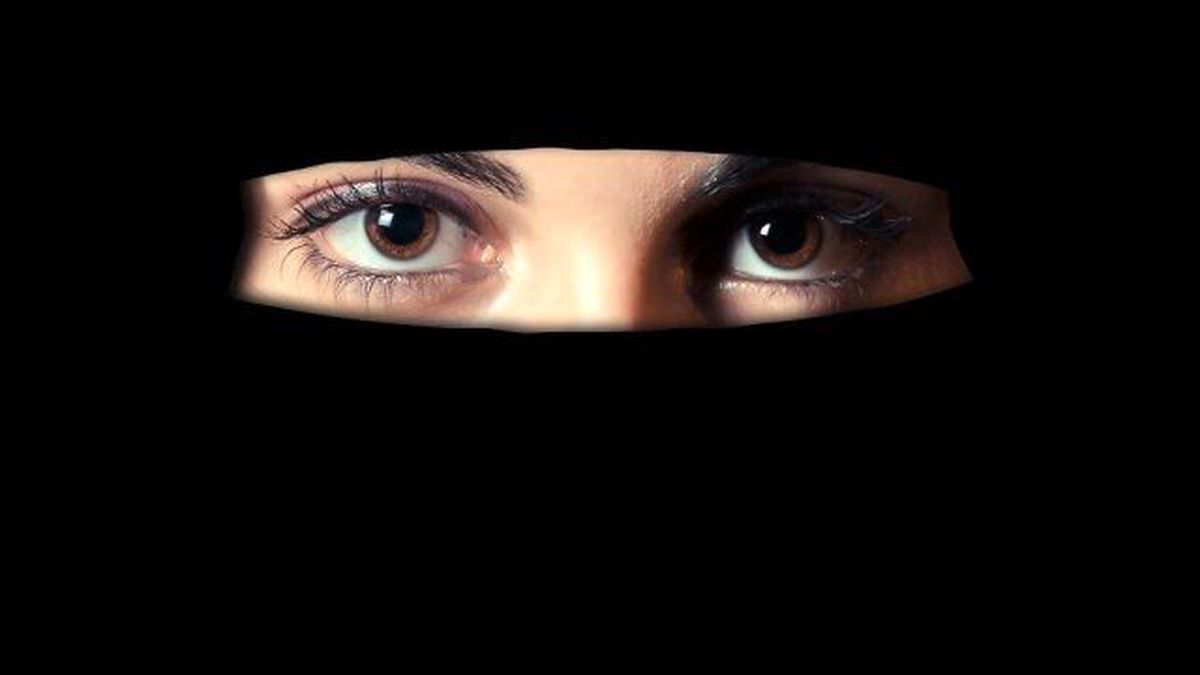Tepki Çeken Cadılar Bayramı Kostümü: Dekolteli Burka