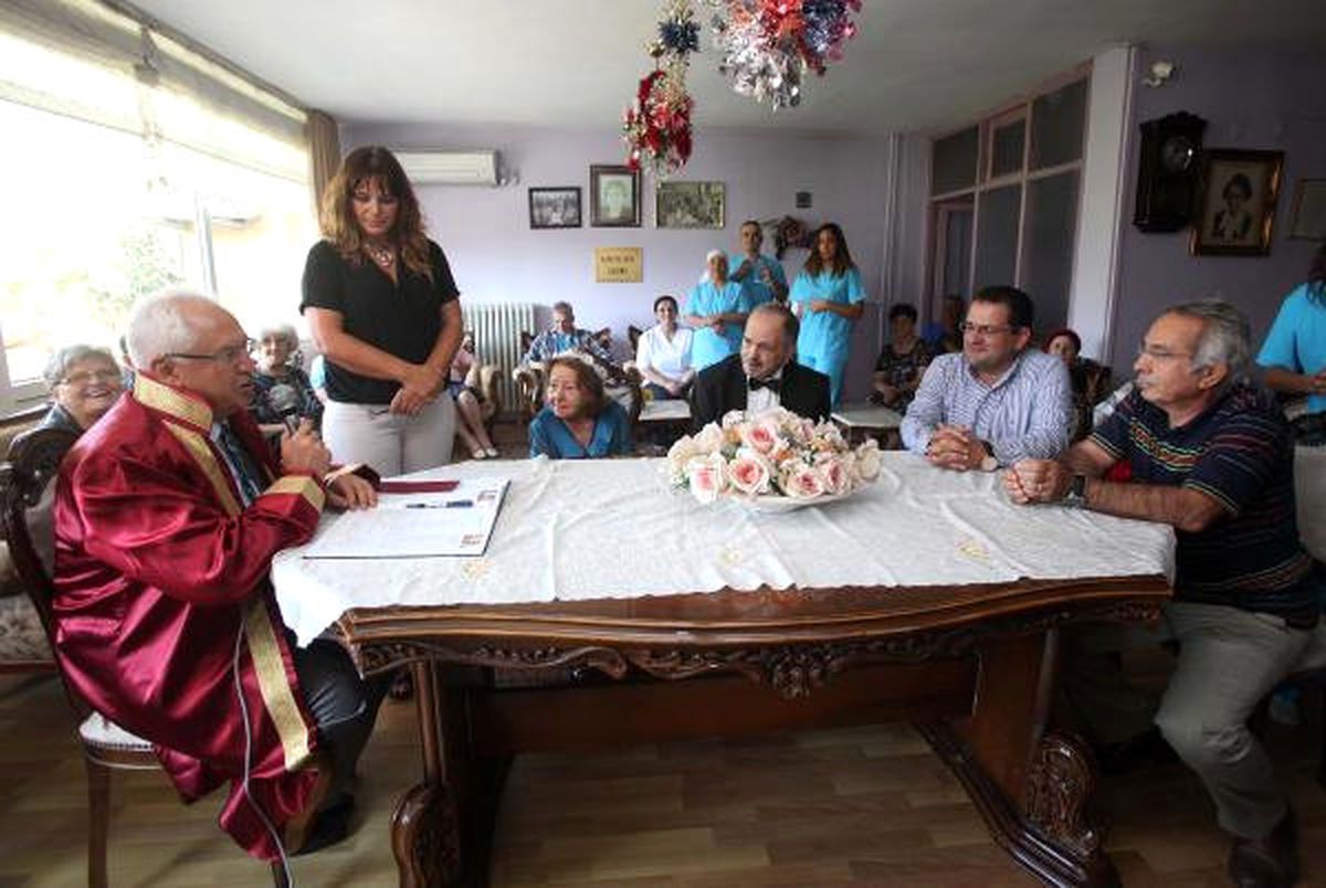 Yaşlı Çifte Nikah Töreni