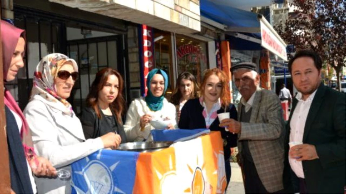 AK Parti Kadın Kolları Üyeleri, Aşure Dağıttı