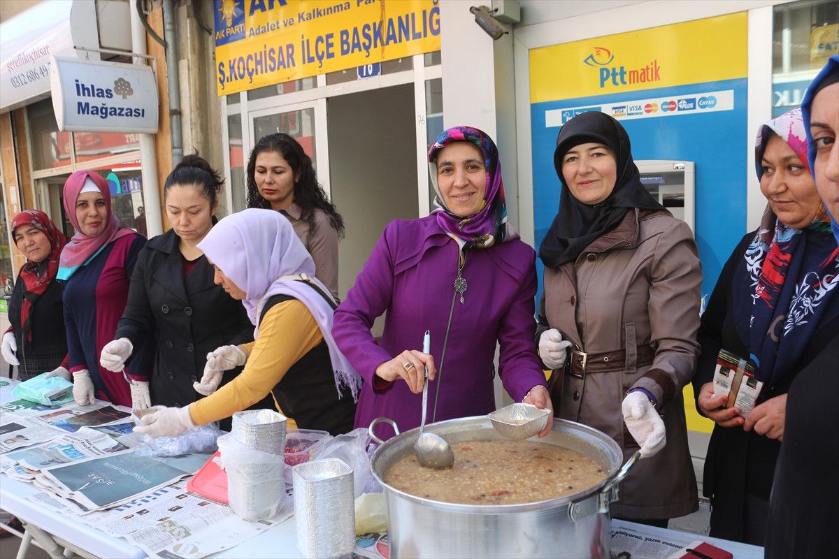 Ak Partili Kadınlar Aşure Dağıttı