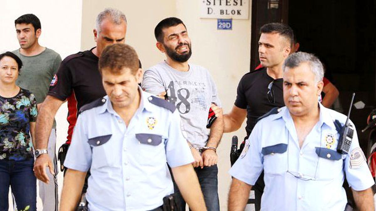 Annesini Bıçakladı, Babasını Rehin Aldı Kelepçe Takılınca Gözyaşlarına Boğuldu