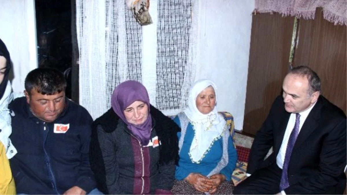 Görüntülü Haber) Bakan Özlü\'den Şehit Ailesine Taziye Ziyareti