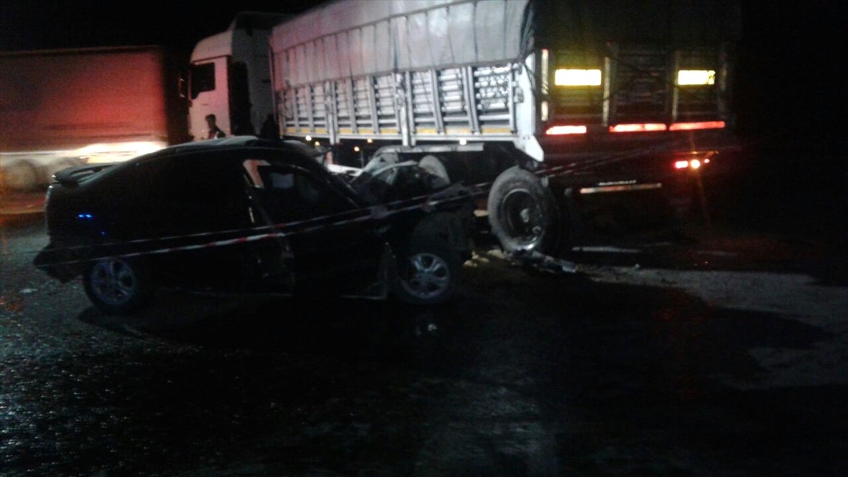 Balıkesir\'de Otomobil ile Kamyon Çarpıştı: 1 Ölü
