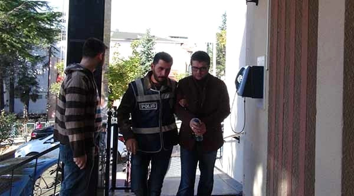 Bilecik\'te Fetö/pdy Kapsamında 2\'si Öğretmen 1\'i Valilik Çalışanı 3 Kişi Tutuklandı