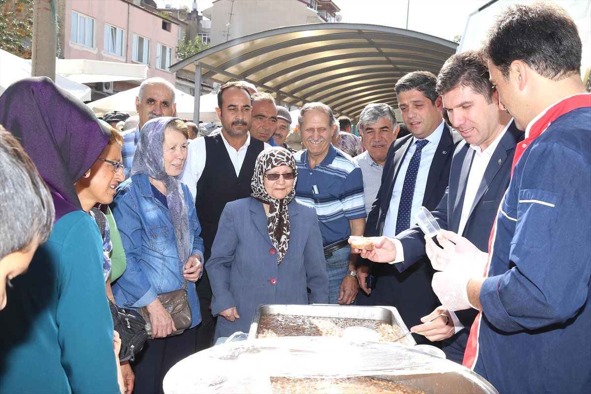 Burdur Belediyesinden Aşure Dağıtımı