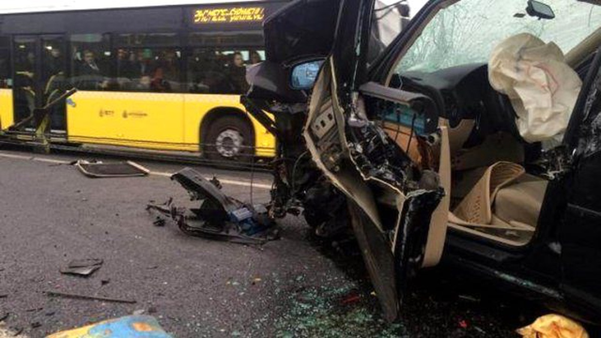 5 Karayolu Sefaköy Mevkiinde Bir Araç Metrobüs Yoluna Girdi.