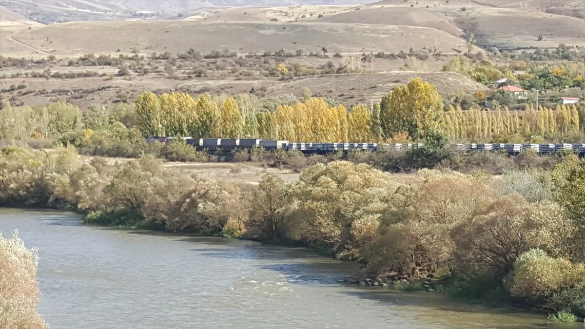 Erzincan\'da Yük Treninin Geçişi Sırasında Patlama Meydana Geldi