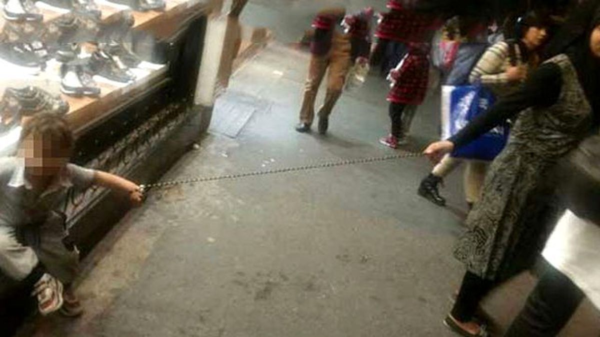 Taksim'de Akılalmaz Görüntü! Çocuğuna İp Bağlayıp Gezdirdi