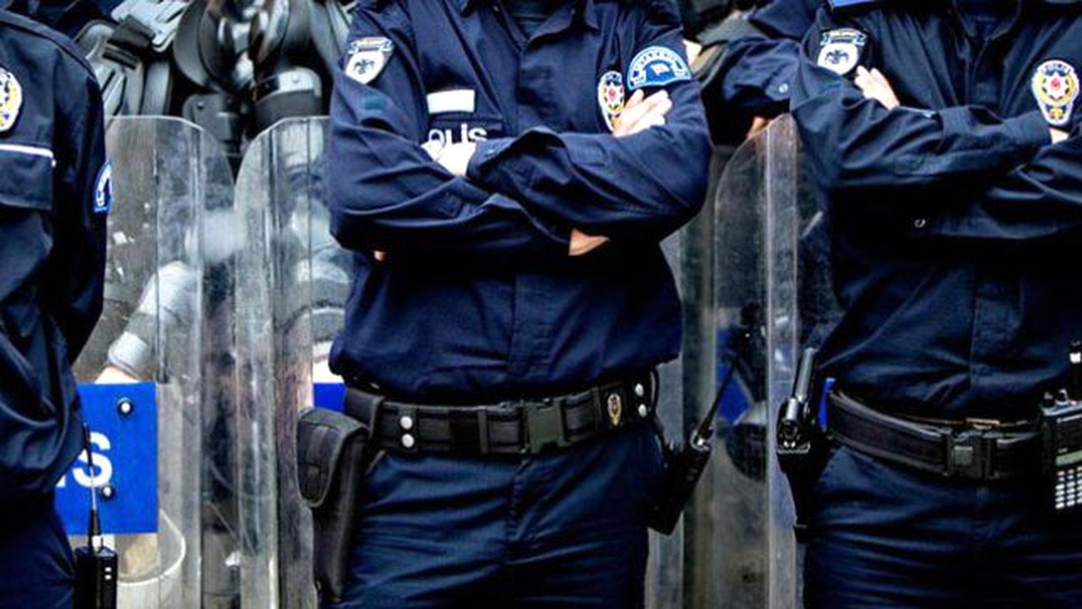 Görüntülü Haber) İzmir\'de Polislere Fetö Operasyonu, 23 Gözaltı